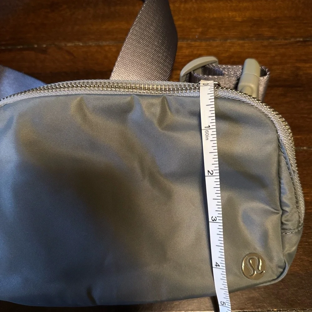 NWOT Lululemon Everywhere Belt Bag Crossbody Extended Strap Grey Unisex - Picture 4 of 6